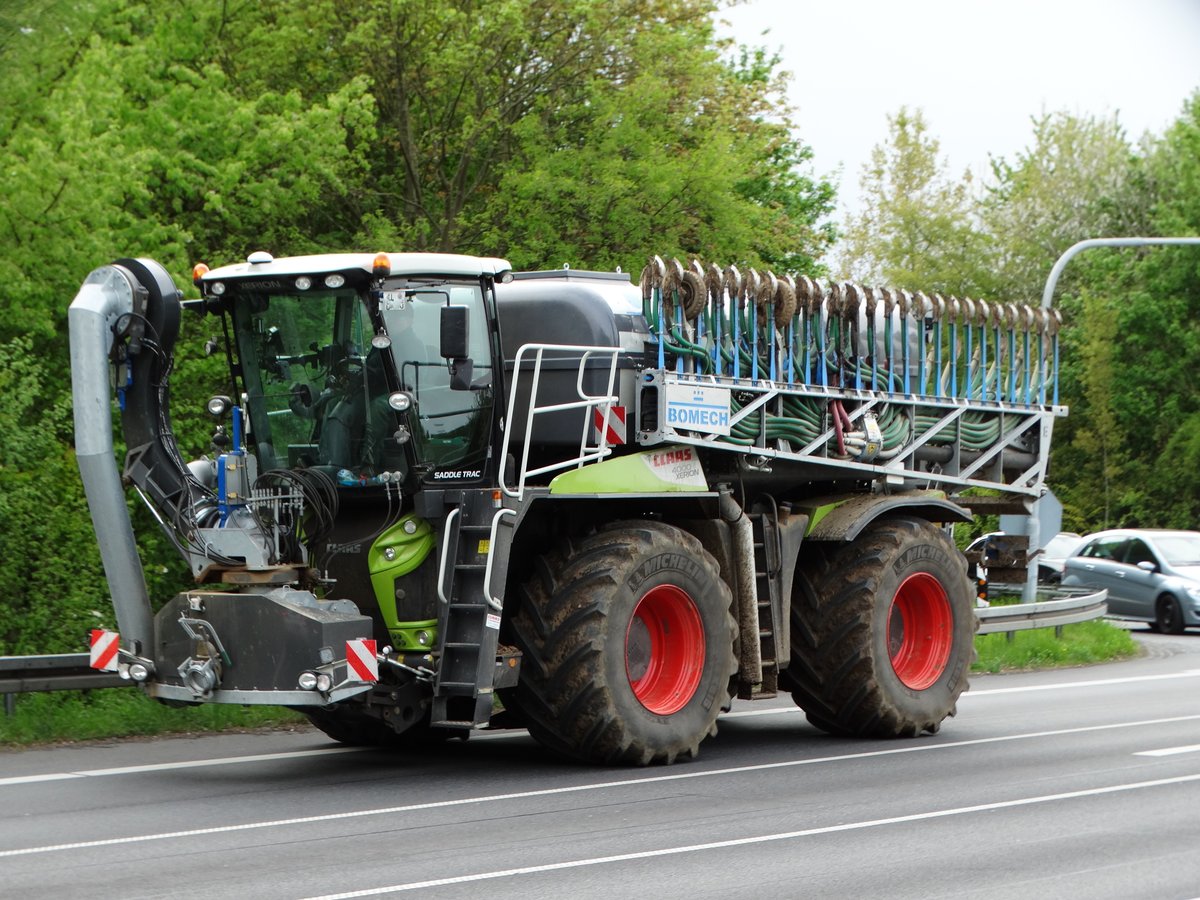 Lohnunternehmen Bauer Claas Xerion Saddle Trac mit Bomech Gülleanlage am 26.04.17 in Maintal