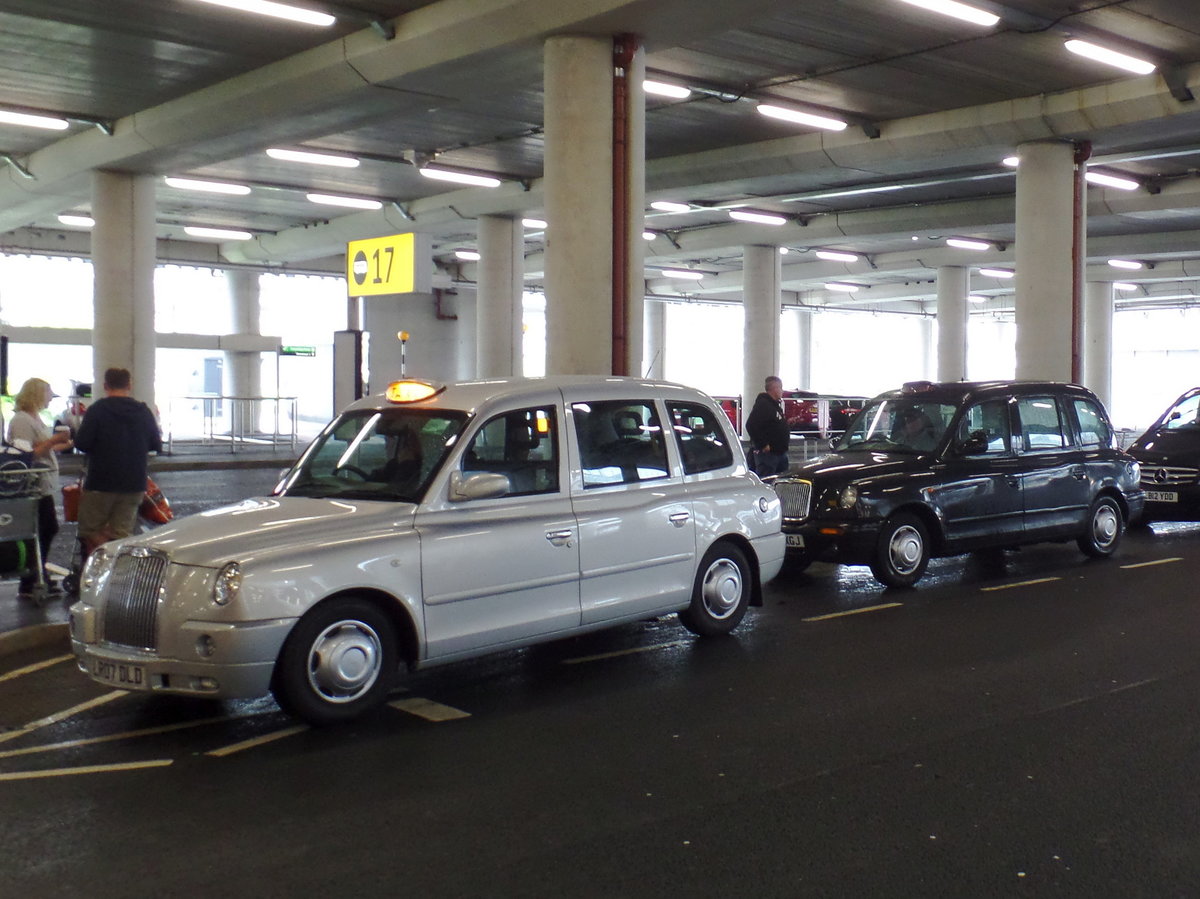 London Taxis (LTI) am 13.6.2016 in Heathrow, vorne ein TX 4, dahinter ein TX 2? /
