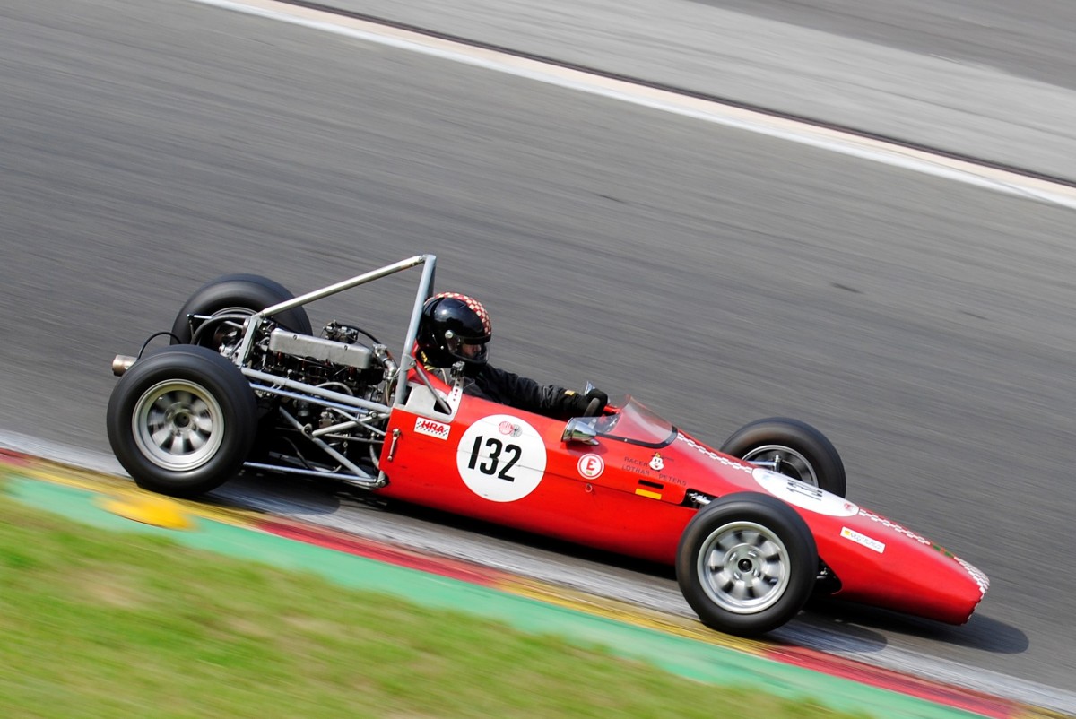 Lothar Peters (GER) auf Merlyn MK9 F3 997cc 1965, beim Graf Berghe von Trips Pokal beim ADAC Rce Festival am 20.7.2014. Mitgezogen und schräg in Szene gesetzt um Dynamik auszudrücken!