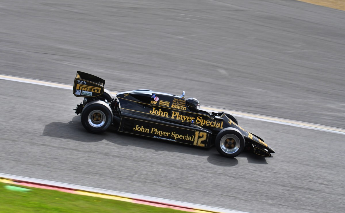 Lotus 92/5 (John Player Special) Bj.:1983.
Beim FIA Masters Historic Formula One Championship,
am 21.9.13 in Spa Francorchamps.
Ablehnungsgrund: Bild erkennbar schief. sieht auch nicht auf künstlerisch gestaltet Art schief gestellt aus 