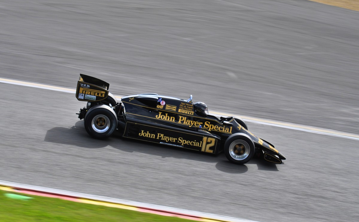 Lotus 92/5 (John Player Special) Bj.:1983.
Beim FIA Masters Historic Formula One Championship,
am 21.9.13 in Spa Francorchamps.
Ablehnungsgrund: Bild erkennbar schief. sieht auch nicht auf künstlerisch gestaltet Art schief gestellt aus 