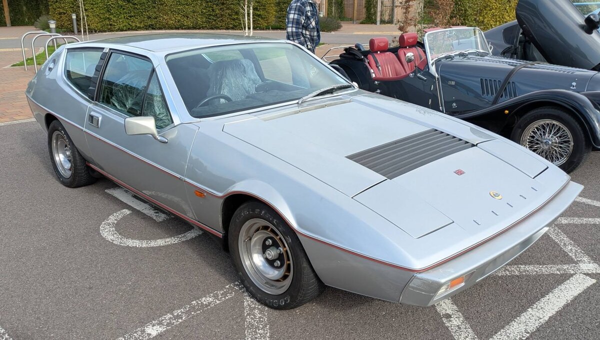 Lotus Elite, gebaut in den Jahren von 1974 bis 1982. Dieses Modell war die erste Limousine aus der Lotus Manufaktur im britischen Hethel/Norfolk. Der Vierzylinderreihenmotor mit einem Hubraum von 1.973 cm� leistet 159 PS. Der gezeigte Lotus wurde 1978 produziert. Classic car show Sirhowy Valley am 21.09.2025.