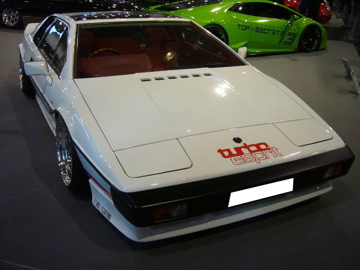 Lotus Esprit Series 2 2.2 Litre Turbo. Der Lotus Esprit wurde von 1976 bis 2003 in vier Serien gebaut. Hier wurde ein Esprit der Series 2 2.2 Litre mit Turboaufladung, aus den Jahren 1980/1981 abgelichtet. Der als Mittelmotor verbaute Vierzylinderreihenmotor hat einen Hubraum von 2174 ccm³. Dank eines Garret T3-Turboladers leistet der Motor 218 PS. Die Höchstgeschwindigkeit der  Flunder  wurde vom Werk mit 241 km/h angegeben. Essen Motorshow am 06.12.2023. 