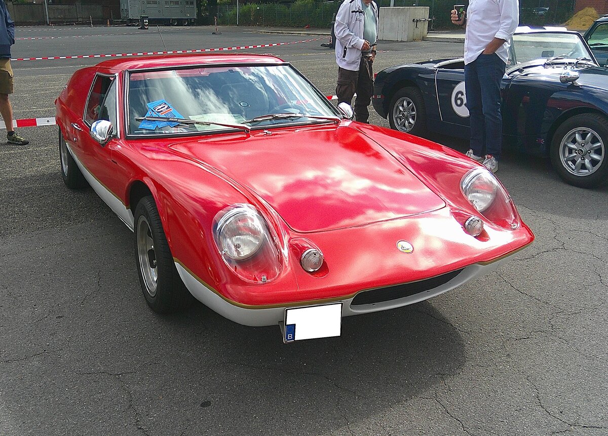 Lotus Europa S2. Der Lotus Europa S2, also Series 2/Type 54, ist ein Leichtbau-Sportwagen, der von 1968 bis 1971 produziert wurde. Als eines der ersten in Serie gebauten Stra�enfahrzeuge mit Mittelmotor verk�rpert er Colin Chapmans radikale Philosophie:  Simplify, then add lightness , zu deutsch:  Vereinfachen und leichter macher !!! W�hrend beim extrem puristischen Vorg�ngermodell S1 die Glasfaser-Karosserie (GFK) noch fest mit dem Stahl-Zentralrahmen verklebt war, wurde sie beim S2 verschraubt. Das machte Reparaturen deutlich einfacher. Auch an den Komfort war bei den Series 2 Modellen gedacht worden. Es wurden elektrische Fensterheber, verstellbare Sitze und ein verfeinertes Holz-Armaturenbrett im Innenraum verbaut. Wegen des markanten, hohen, Heckaufbaus hinter der Fahrerkabine, wurde das Auto in seiner Heimat oft scherzhaft als  Breadvan  (Brot- bzw. B�ckerwagen) bezeichnet. Als Motorisierung diente, der als Mittelmotor verbaute, Motor aus dem Renault R16. Dieser Vierzylinderreihenmotor hat, je nach Baujahr und Exportmarkt, einen Hubraum von 1470 cm� mit 70 PS oder 1565 cm� mit 83 PS. 10. BCMM ( B ritish C ar M otorcycle M eeting) am 19.07.2026 an Mo´s Bikertreff in Krefeld.