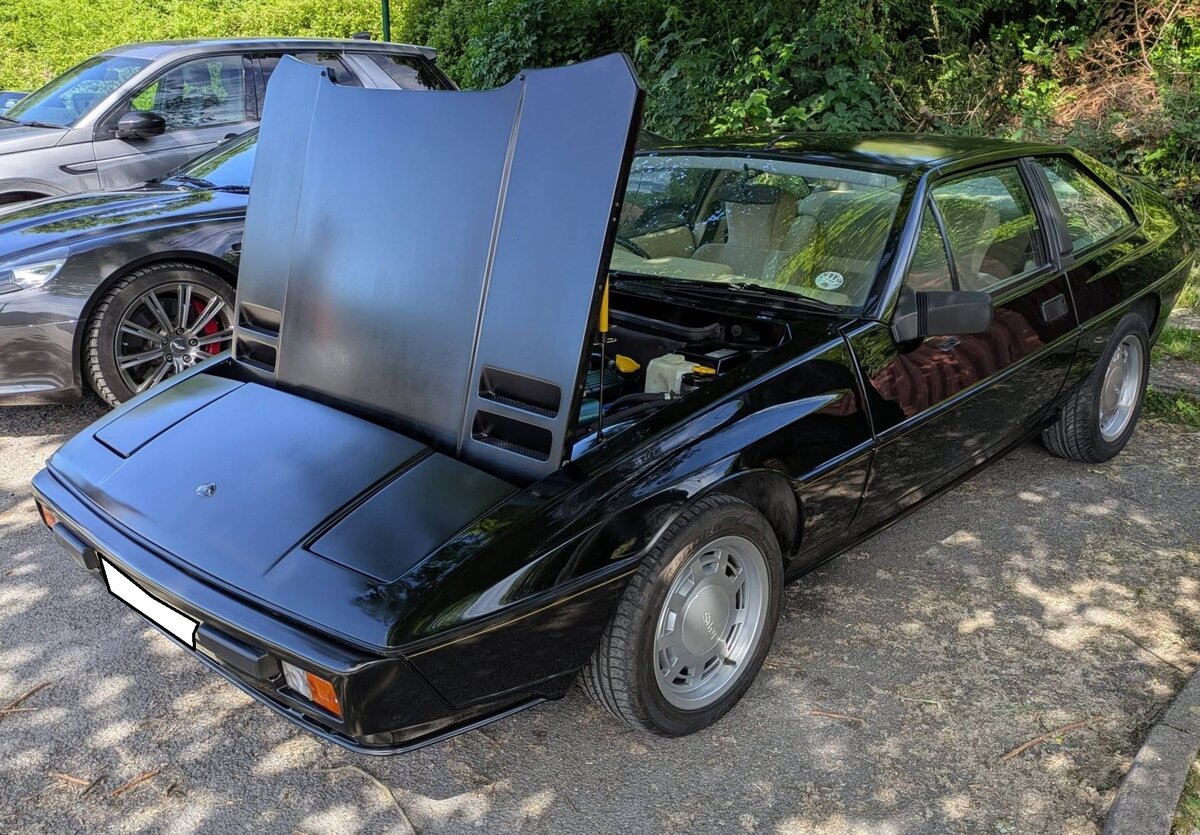 Lotus Excel S.E aus dem Jahr 1985. Der Sportwagen Excel wurde 1982 auf den Markt gebracht. Das Jahr 1985 markiert einen Meilenstein in der Produktion des Lotus Excel. In diesem Jahr wurde die stark �berarbeitete Leistungsversion Lotus Excel S.E. auf den Markt gebracht Der viersitzige Sportwagen, ein sogenannter 2+2 Sitzer, kombinierte das agile Lotus-Handling mit hoher Alltagstauglichkeit und einer f�r Lotus- Verh�ltnisse �berragenden Zuverl�ssigkeit. F�r Vortrieb dieses  Familien-Sportwagens  sorgt ein Vierzylinderreihenmotor mit einem Hubraum von 2174 cm� und einer Leistung von 183 PS. Aufgrund der vielen GFK-Teile an der Karosserie war der Wagen nicht sonderlich schwer und erreichte eine, gemessene, H�chstgeschwindigkeit von 217 km/h. Breakfast Classic meeting in Pontneddfechan/South Wales am 30.05.2026.