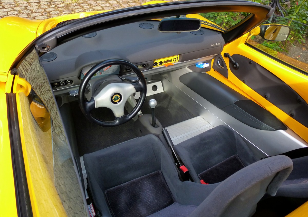 Lotus S1 Elise, Blick in den Innenraum des englischen Sportwagens, Juli 2015