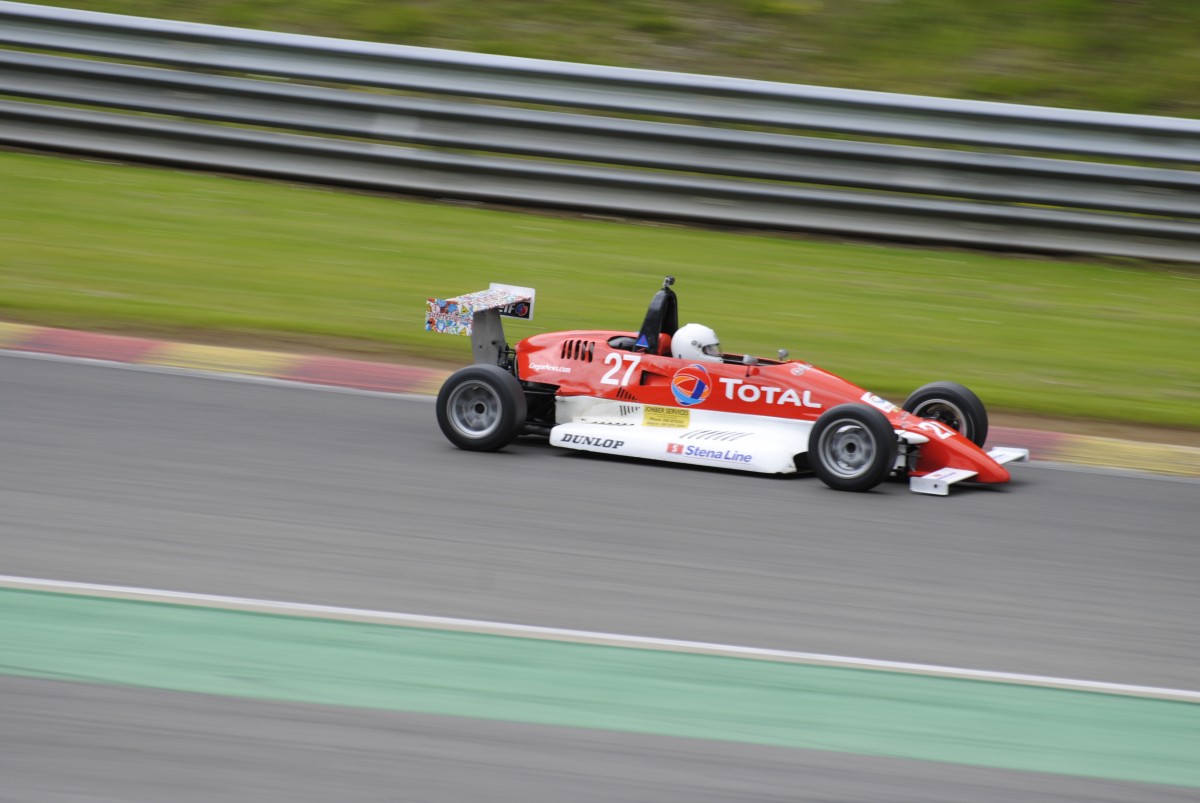 M. Mc Court auf LEASTONE F5 [Suzuki]beim Rennen des Monoposto Racing Club & Ford Kent,Spa Summer Classic 15.6.2013. Mitgezogen und schräg in Szene gesetzt um Dynamik auszudrücken!