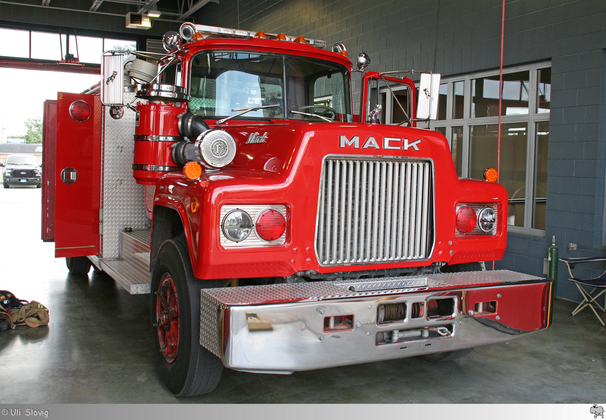 Mack R-Serie Rescue Truck  Belle Chasse Volunteer Fire Department District No. 2 Plaquemines Parish , aufgenommen am 26. Mai 2016 in Belle Chasse, Louisiana / USA.