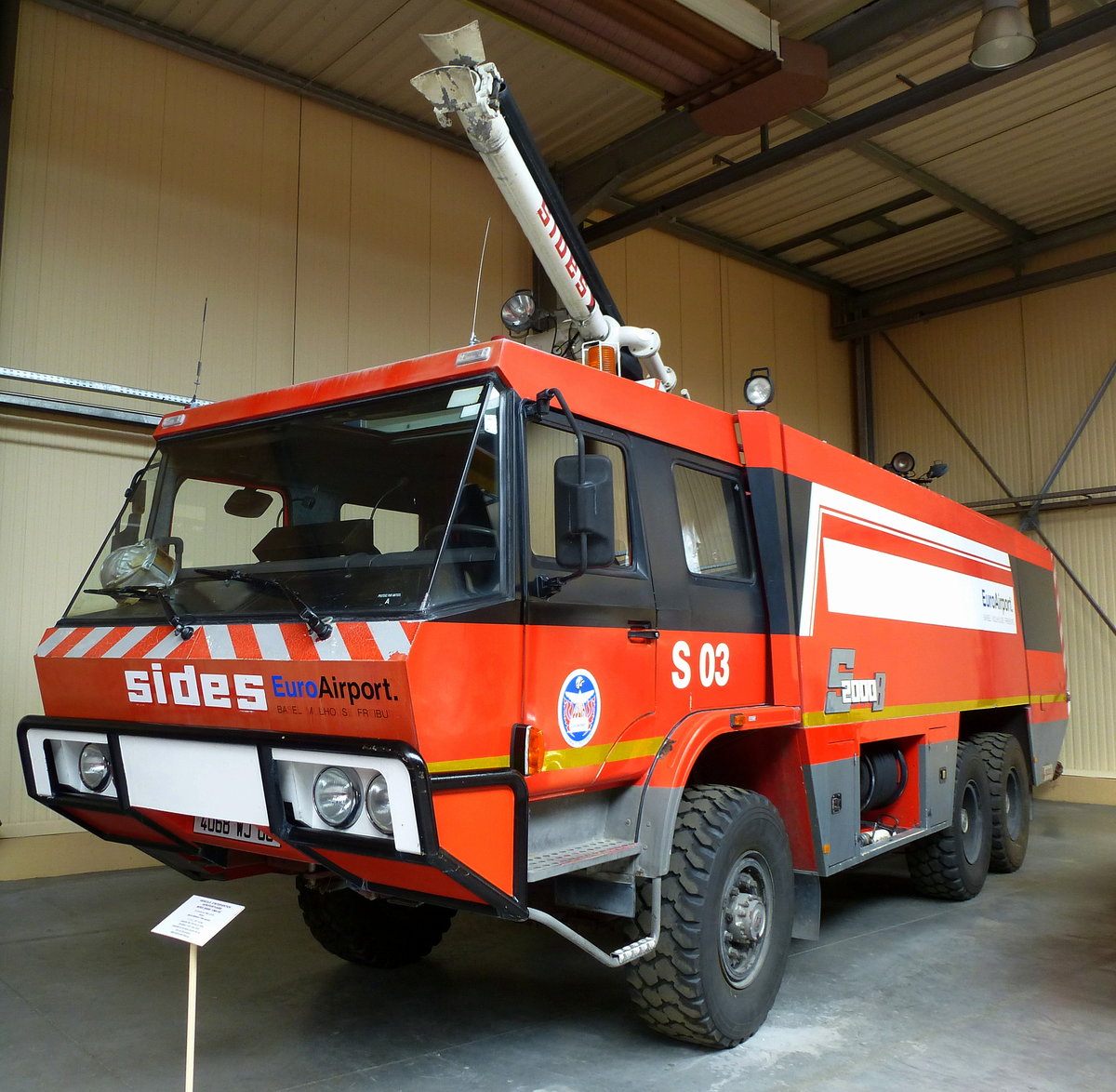 Mack-Renault 540, Flughafenfeuerwehr, von 1994-2015 im Dienst des Euro-Airport Basel-Mülhausen, Löschmitteltank mit 10100 Litern, Feuerwehrmuseum Ferrette, Mai 2016