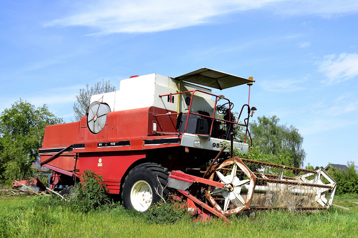Mähdrescher ihc 953 - International Harvester Neuss, Aufnahme vom 27.4.2020 vom Radweg bei Dürboslar