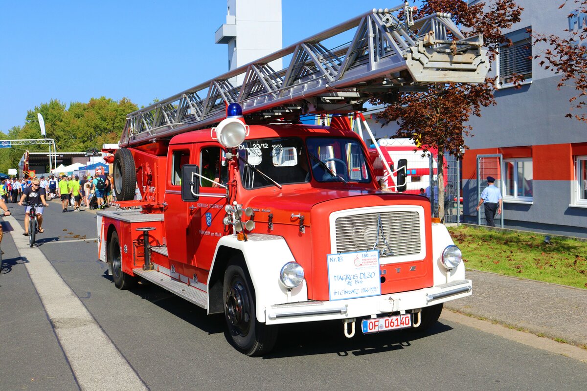Magirus Deutz Drehleiter am 10.09.23 beim Festumzug der Feuerwehr Mühlheim am Main zum 150 Jährigen Jubiläum