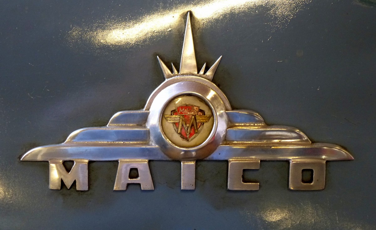 Maico-Werke Pfffingen, Khleremblem am Kleinwagen  Maico 500 , Baujahr 1957, der bekannte Motorradhersteller baute von 1955-58 auch Automobile, Dez.2014