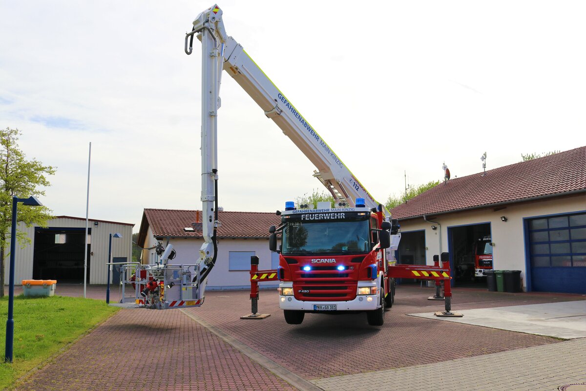 Main Kinzig Kreis Scania P420 mit Bronto Skylift F54 RLX (Florian Main Kinzig 19-38-1) Teleskopgelenkmast am 22.04.23 in Maintal Hochstadt bei einem Fototermin