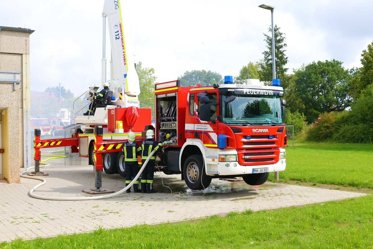 Main Kinzig Kreis Scania P420 mit Bronto Skylift F54 RLX (Florian Main Kinzig 19-38-1) Teleskopgelenkmast am 13.08.23 in Hammersbach bei einer Übung