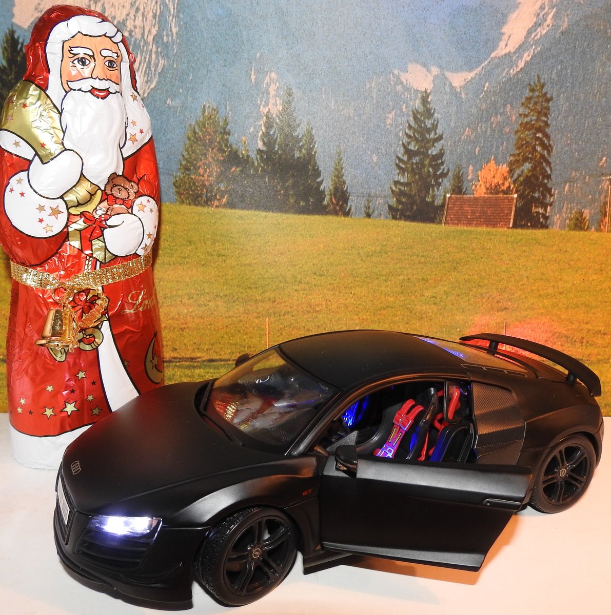 MAISTO AUDI R8 GT IN 1:18
Ein wirklich heißer Schlitten für den Weihnachtsmann,der R8 GT in Mattschwarz
und Händler-gesupert mit LEDs- am 21.12.2017.....