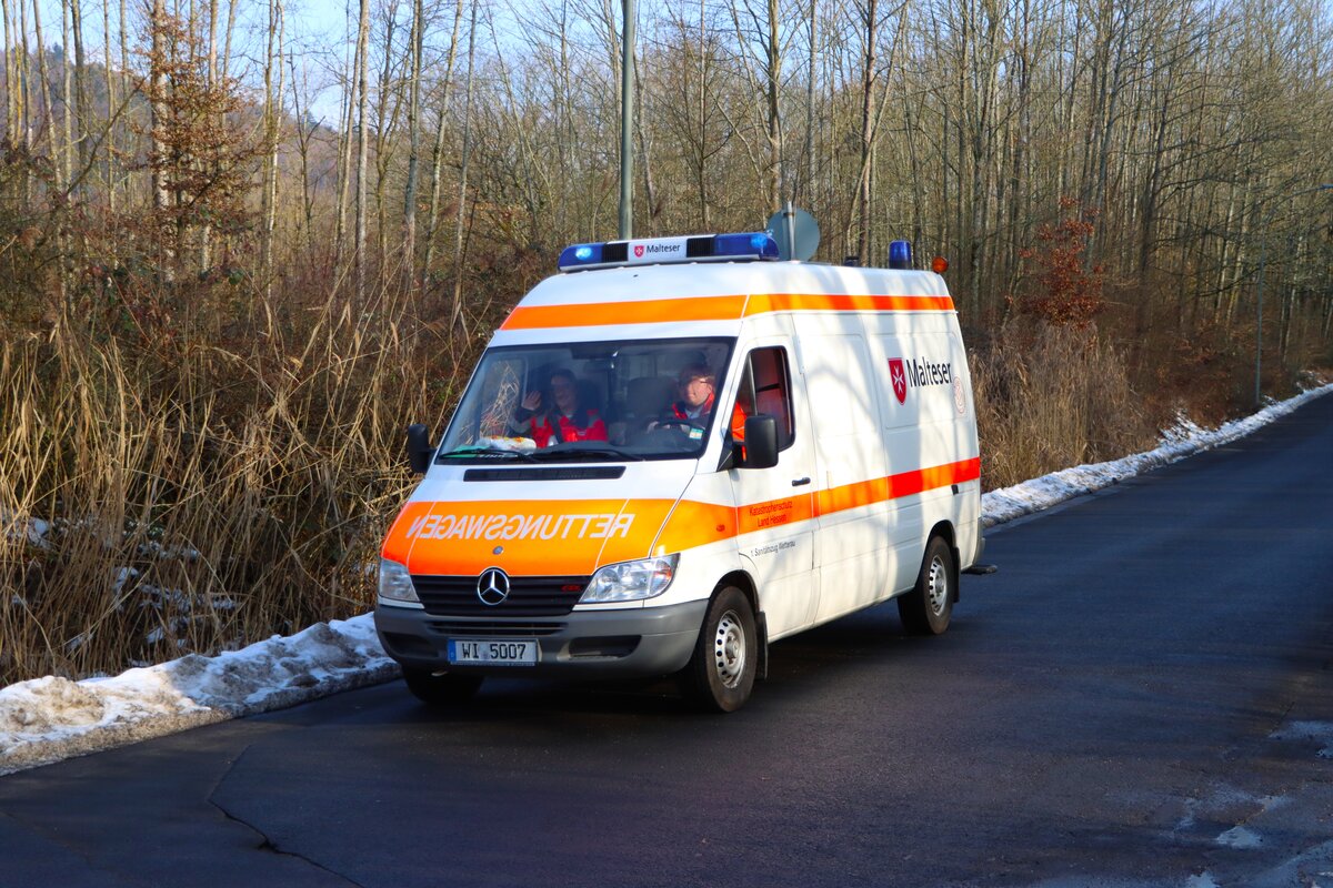 Malteser Rettungsdienst Wetterau Mercedes Benz Sprinter KTW beim Abrücken am 31.01.26 nach einer Großübung in Büdinger Gewerbegebiet