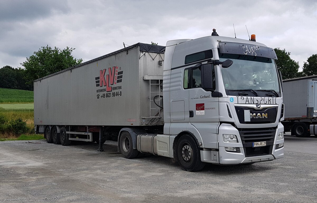 =MAN von AIGNER-Transporte steht mit einem Auflieger von KLV an einer Tankstelle an der B 20, 06-2022