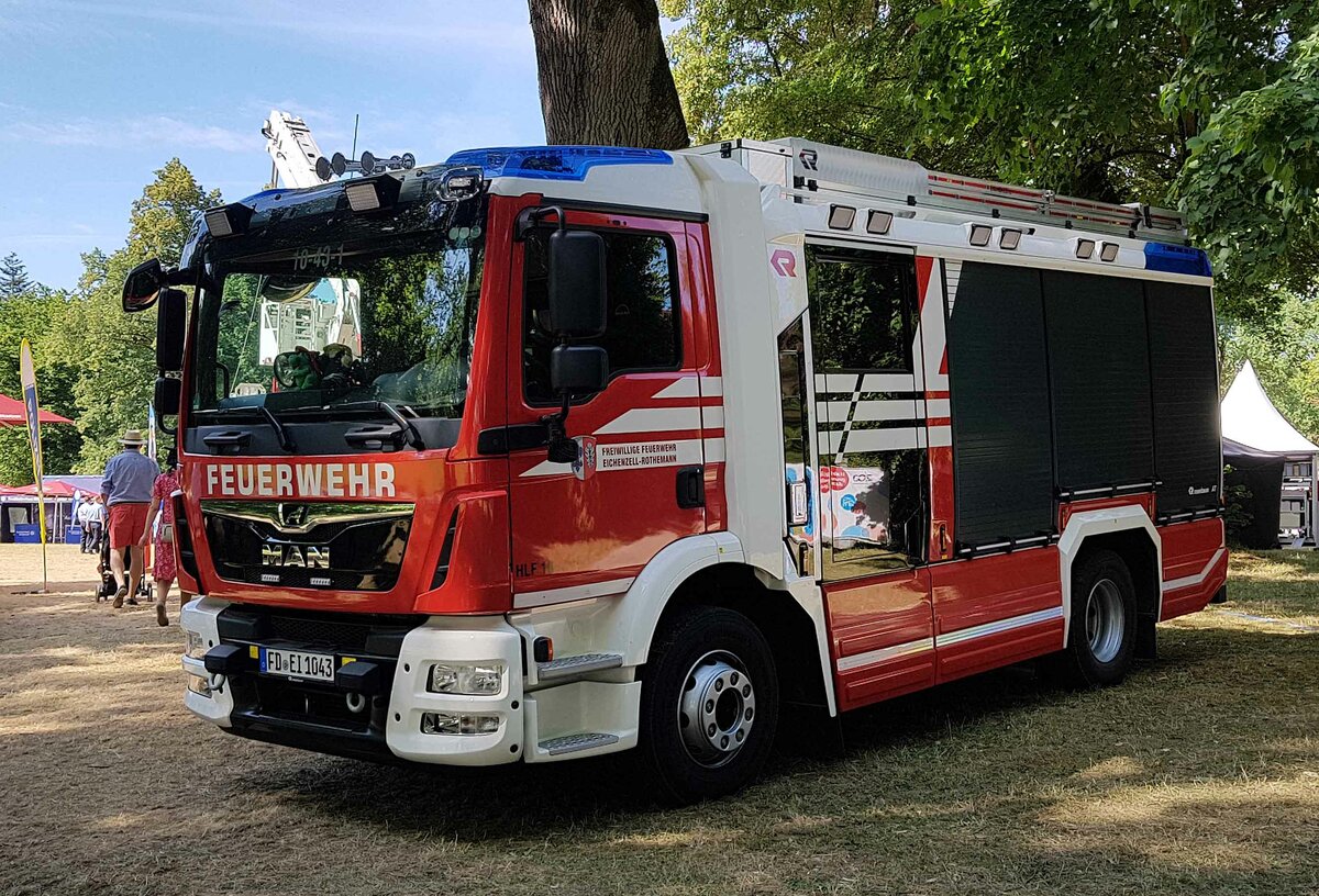 =MAN als HLF 10 der Feuerwehr EICHENZELL-ROTHEMANN steht auf einer der Ausstellungsflächen beim Bürgerfest  200 Jahre Landkreis Fulda  auf dem Gelände von Schloß Fasanerie im Juni 2022
