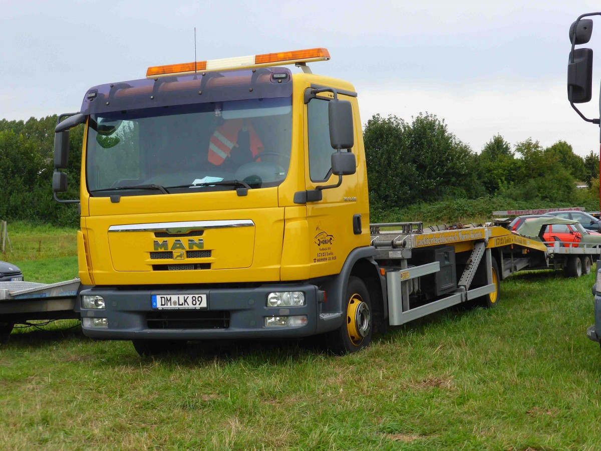 MAN als Transportfahrzeug für ein Oldtimerschätzchen, gesehen im Agroneum Alt Schwerin im August 2014