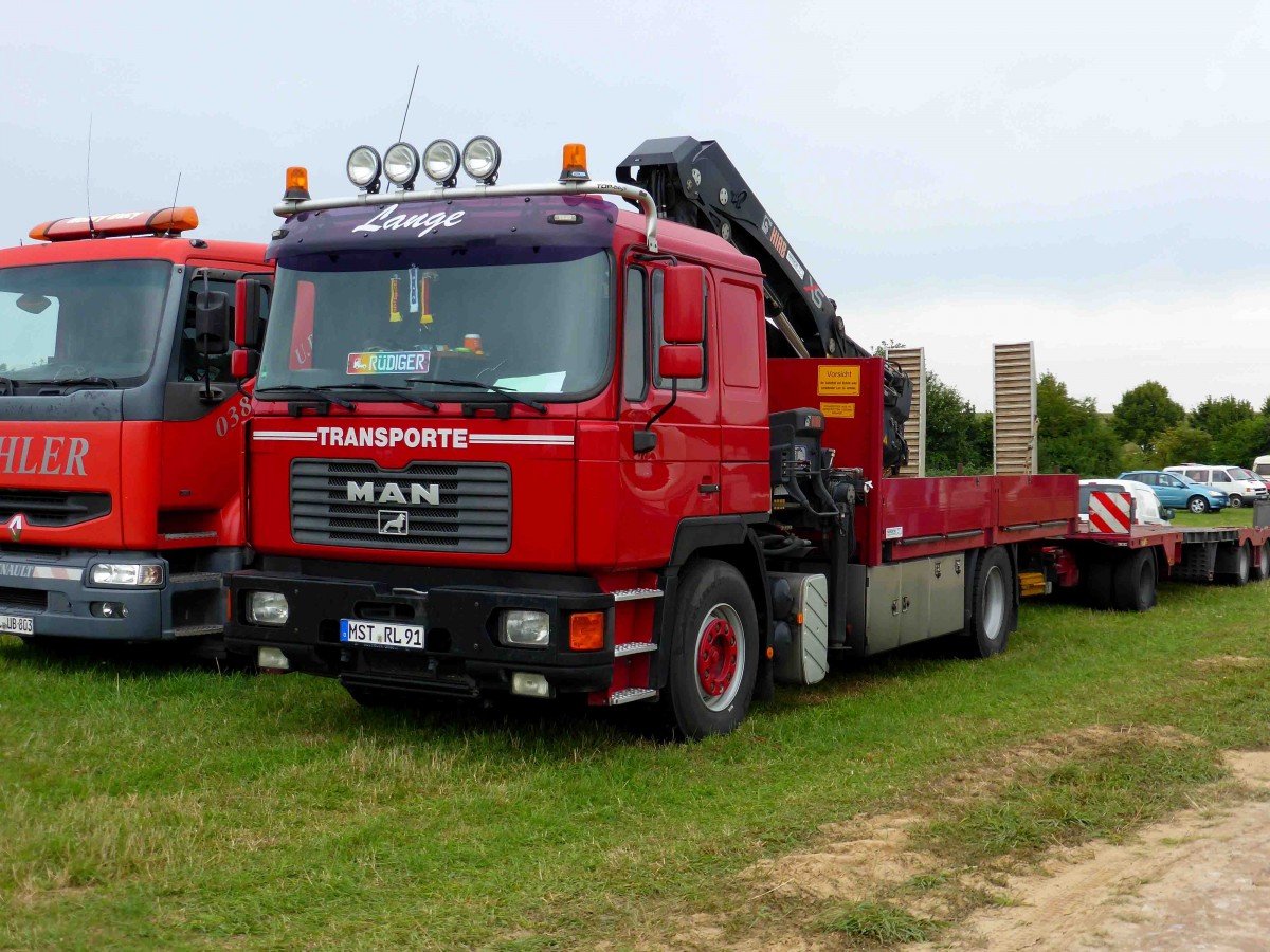 MAN als Transportfahrzeug für ein Oldtimerschätzchen, gesehen im Agroneum Alt Schwerin im August 2014