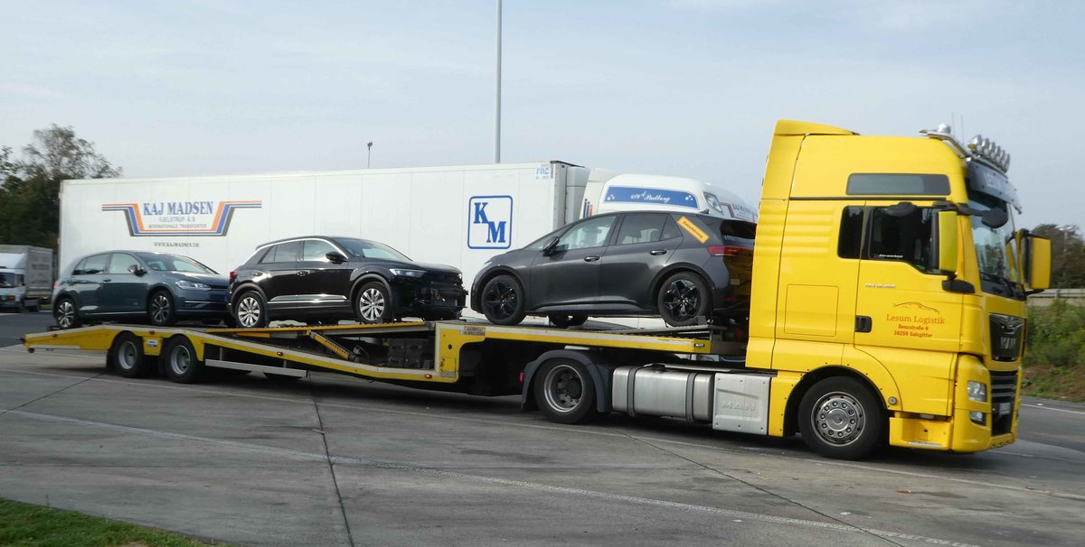 =MAN-Autotransporter von LESUM-Logistik rastet im Oktober 2020 an der A 7
