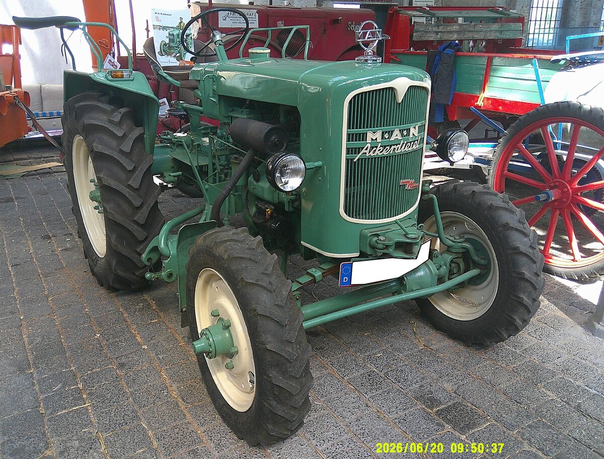 MAN B 18 A, produziert von 1955 bis 1958. Die MAN (M aschinenfabrik A ugsburg N �rnberg) verkaufte von diesem Allradschlepper ca. 3400 Einheiten. Die Motoren dieses Traktors mit Allradantrieb wurden bei G�ldner in Aschaffenburg produziert. Der Zweizylinderdieselmotor hat einen Hubraum von 1304 cm� und leistet 18 PS. 18. Oldtimerfestival an der  Alten Dreherei  in M�lheim an der Ruhr am 20.06.2026.