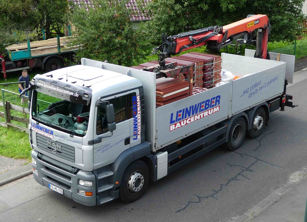 =MAN vom Baucentrum LEINWEBER steht zur Ziegelanlieferung auf einer Baustelle in Petersberg-Marbach im Juli 2017