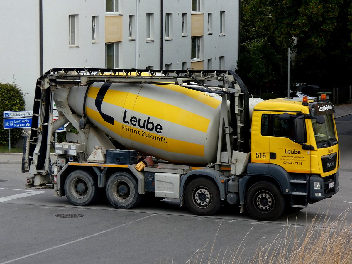 MAN-Betonmischwagen mit Abzugsf�rderband am Weg zur n�chsten Baustelle; 260909