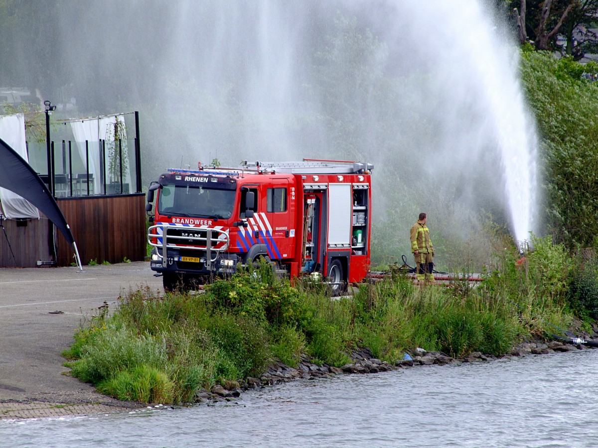 MAN der Brandweer Rhenen, saugt Wasser aus dem Rhein, und verspritzt dies unter Hochdruck; 110905