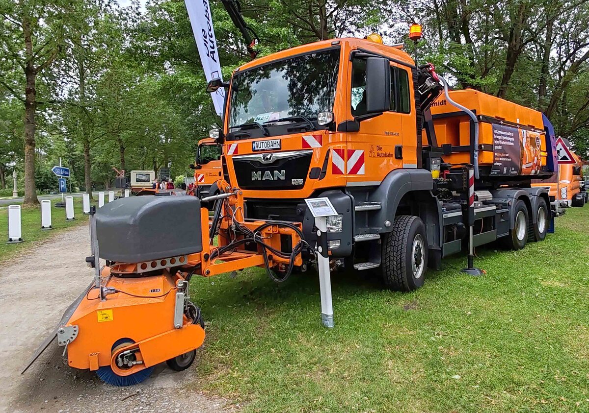 =MAN der  Die Autobahn GmbH  ausgestattet mit Frontbesen, gesehen beim Hessentag in Fulda, 06-2026