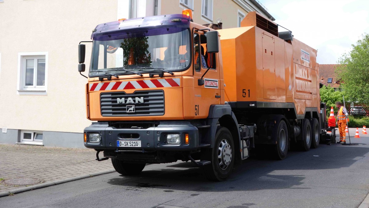 MAN FE410A der Firma Bitunova als Spezialfahrzeug zur Strassenbelagssanierung eingesetzt in 36100 Petersberg-Marbach im Mai 2014