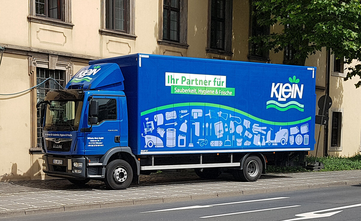 =MAN der Firma KLEIN steht am Fuldaer Stadtschloß zur Entladung, 07-2021