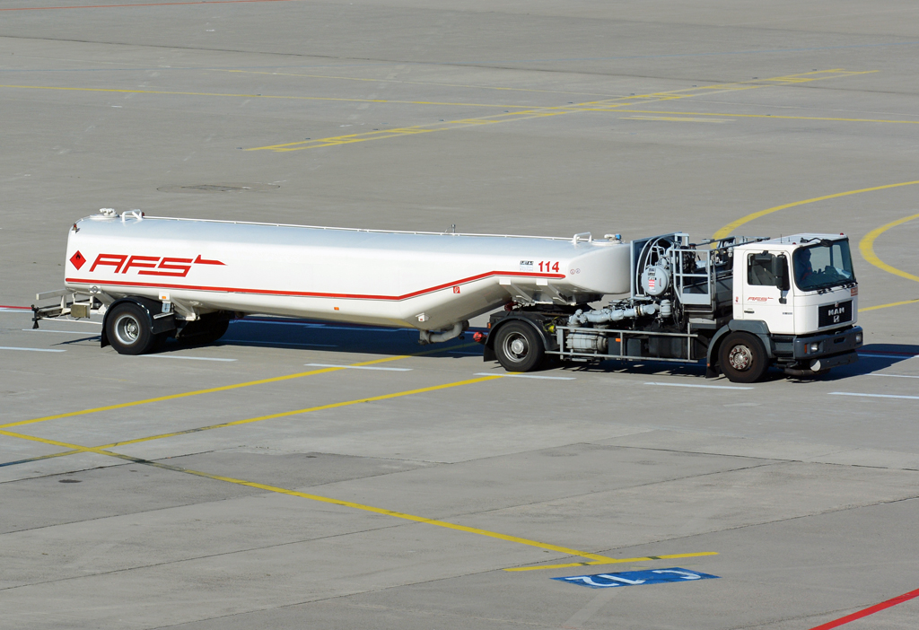 MAN Flugfeldtankwagen am Flughafen Köln-Bonn - 19.10.2014
