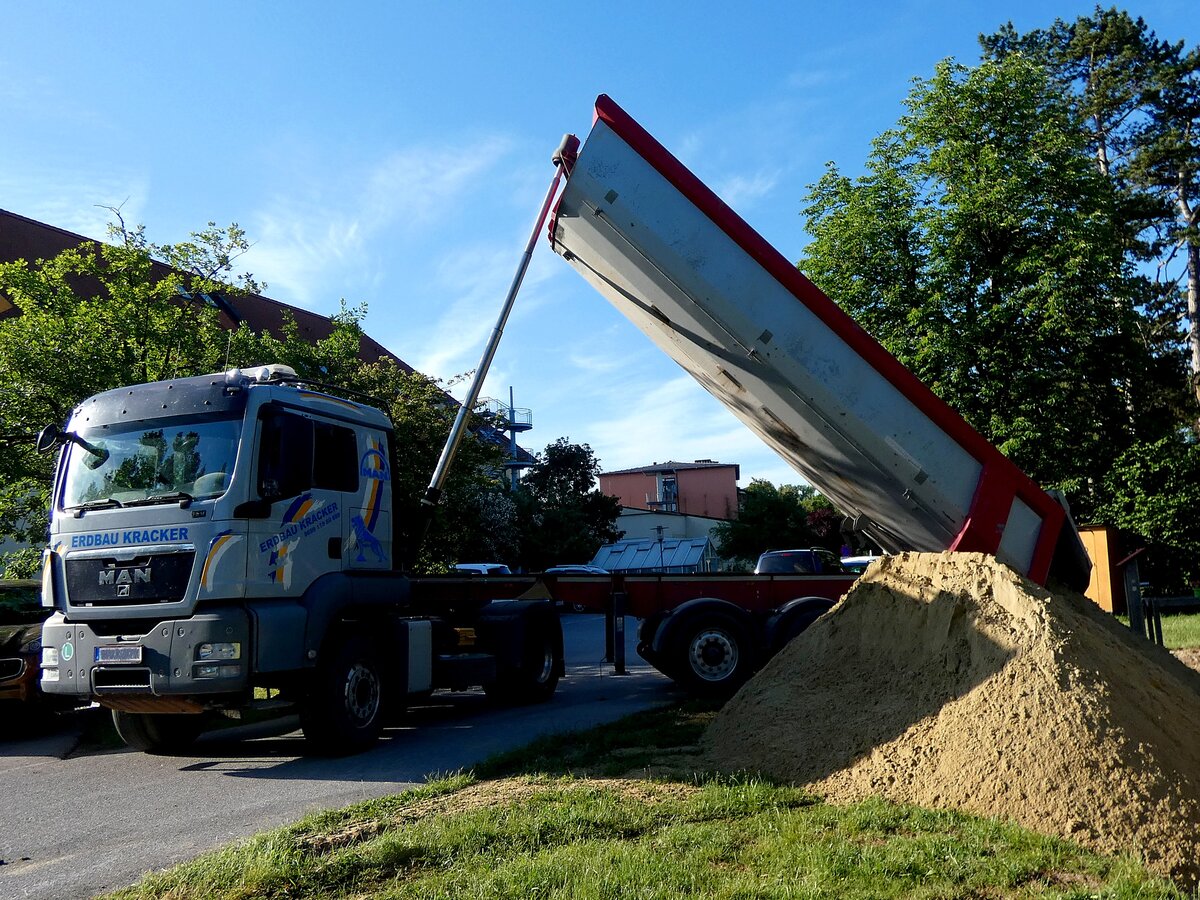 MAN-Kippsattel, bei der Anlieferung von Sand f�r einen Spielplatz; 260608
