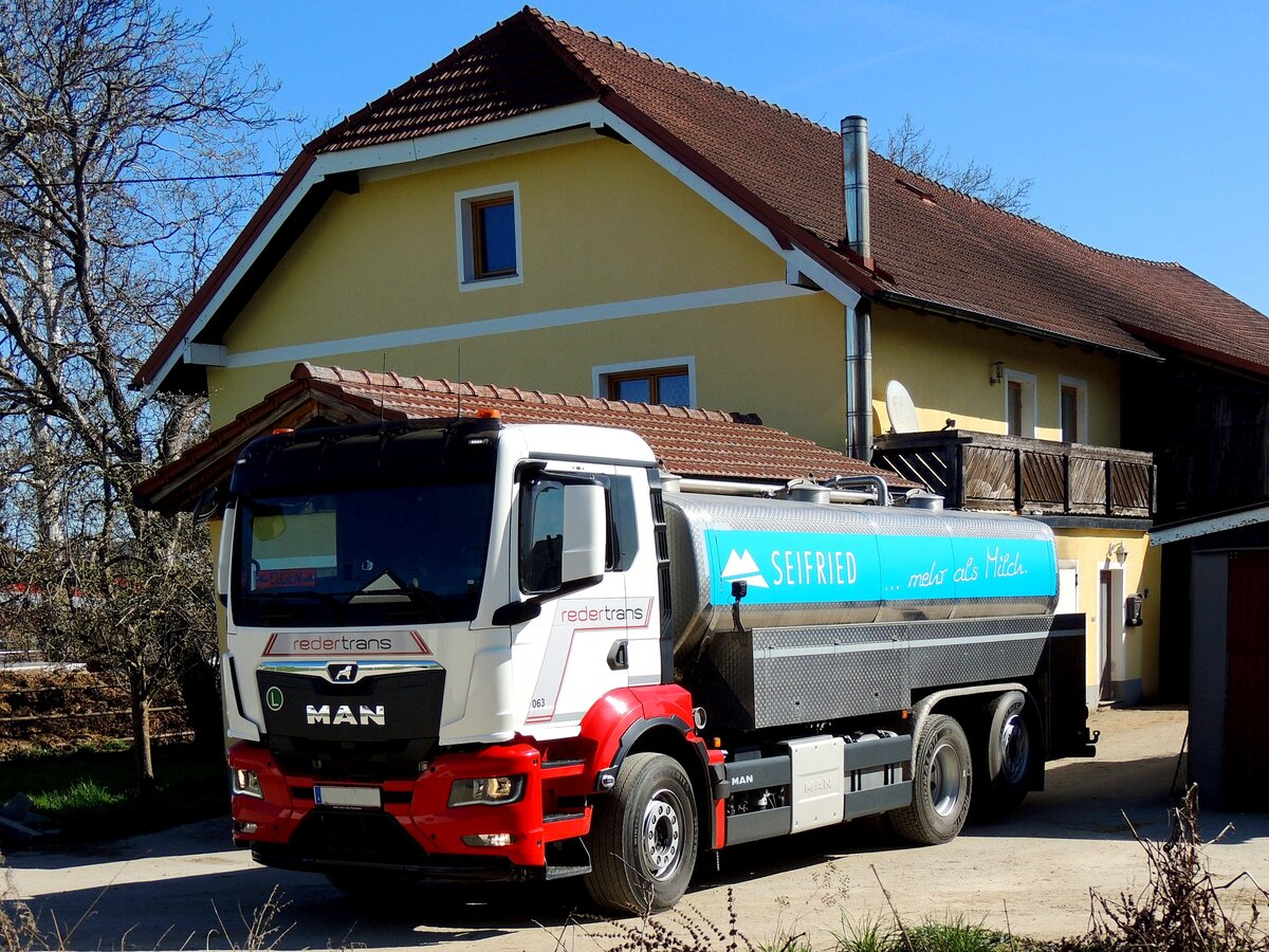 MAN mit Aufbau zum Milchtransport anlässlich einer Abholung beim Bauernhof; 260407