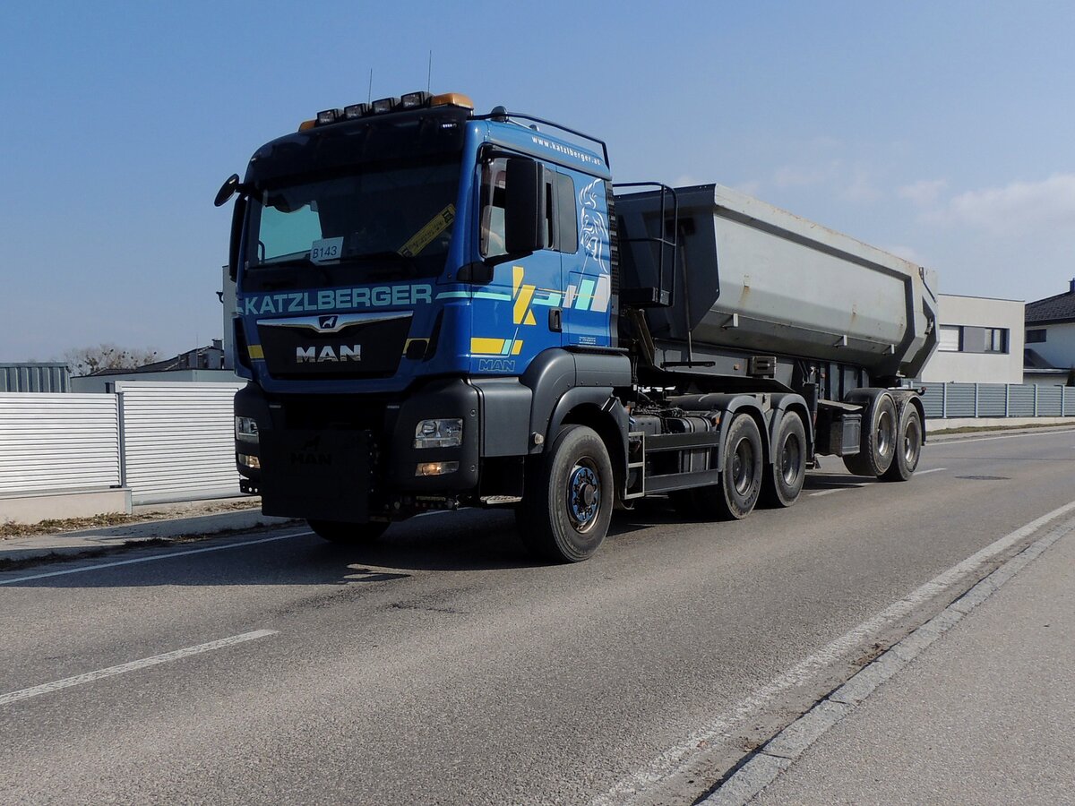 MAN mit Muldenkippersattelauflieger befindet sich im Baustelleneinsatz entlang der B143 ;260303