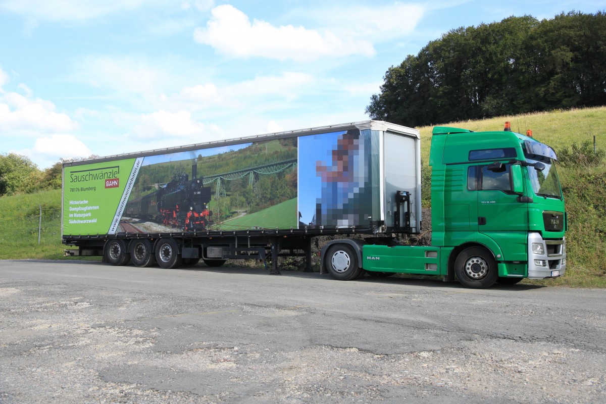 MAN Sattelzug, Blumberg 21.08.2014. 
Werbung für die Sauschwänzlebahn mit der Dampflok 93 1360.
Originalbild unter Bahnbilder vom 02.11.2009.