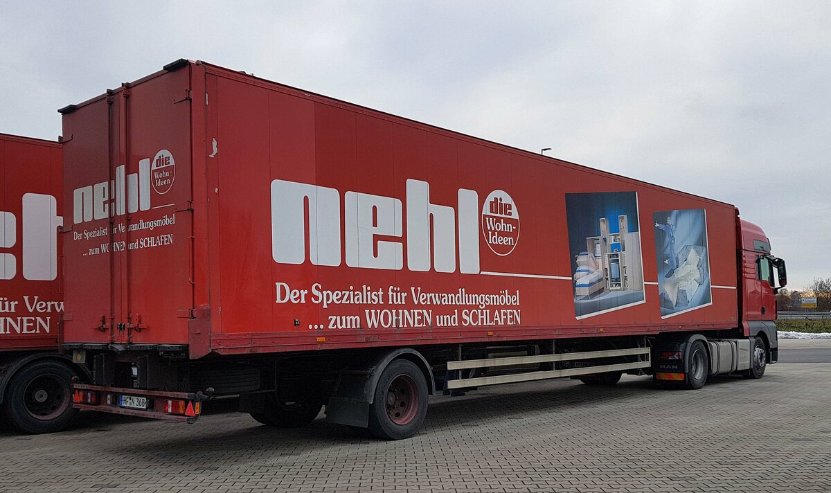 =MAN-Sattelzug des Möbelherstellers NEHL steht zur Fahrerpause auf dem Rasthof Fulda-Nord im Januar 2022