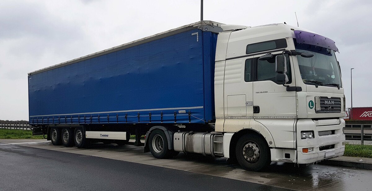 =MAN-Sattelzug verliert die letzten Schneereste auf einem Rastplatz an der A 7, 04-2022