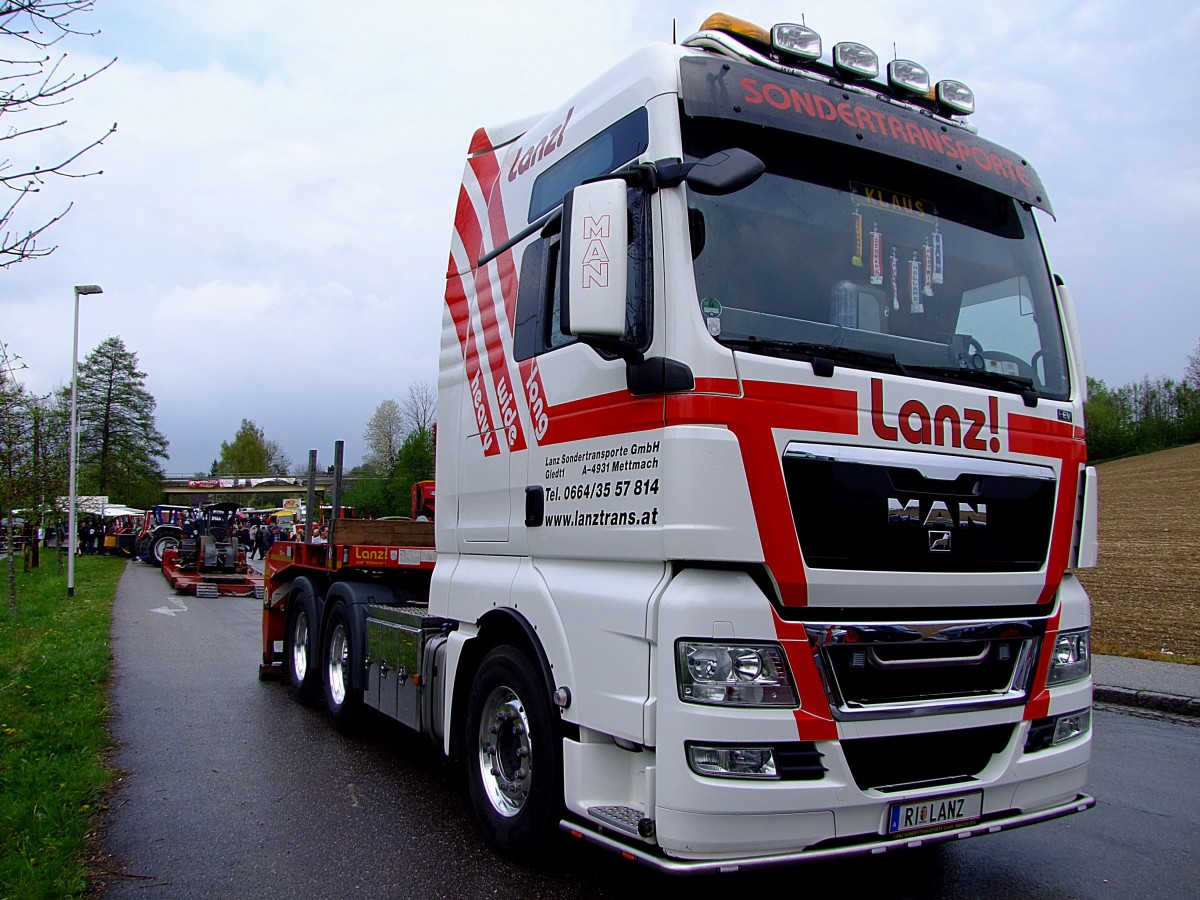 MAN-Sattelzugmaschine von LANZ-Sondertransporte, im Hintergrund der abgekoppelte Schwerlastauflieger; 140413