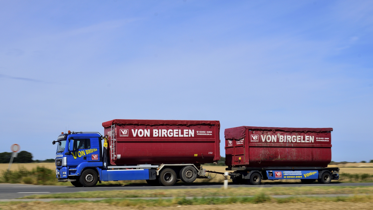 MAN der Speditio VB von Birgelen mit Rollcontainer am 19.9.2020 auf der L164 (ex B221)von Geilenkirchen in Richtung Übach- Palenberg  unterwegs.