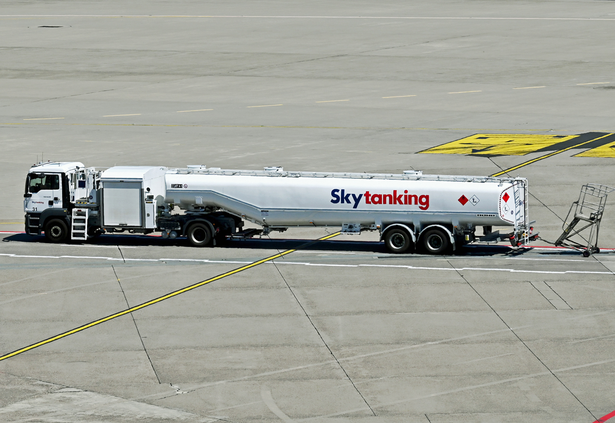 MAN TGA Flugfeldtankwagen am Flughafen Köln-Bonn - 04.07.2022