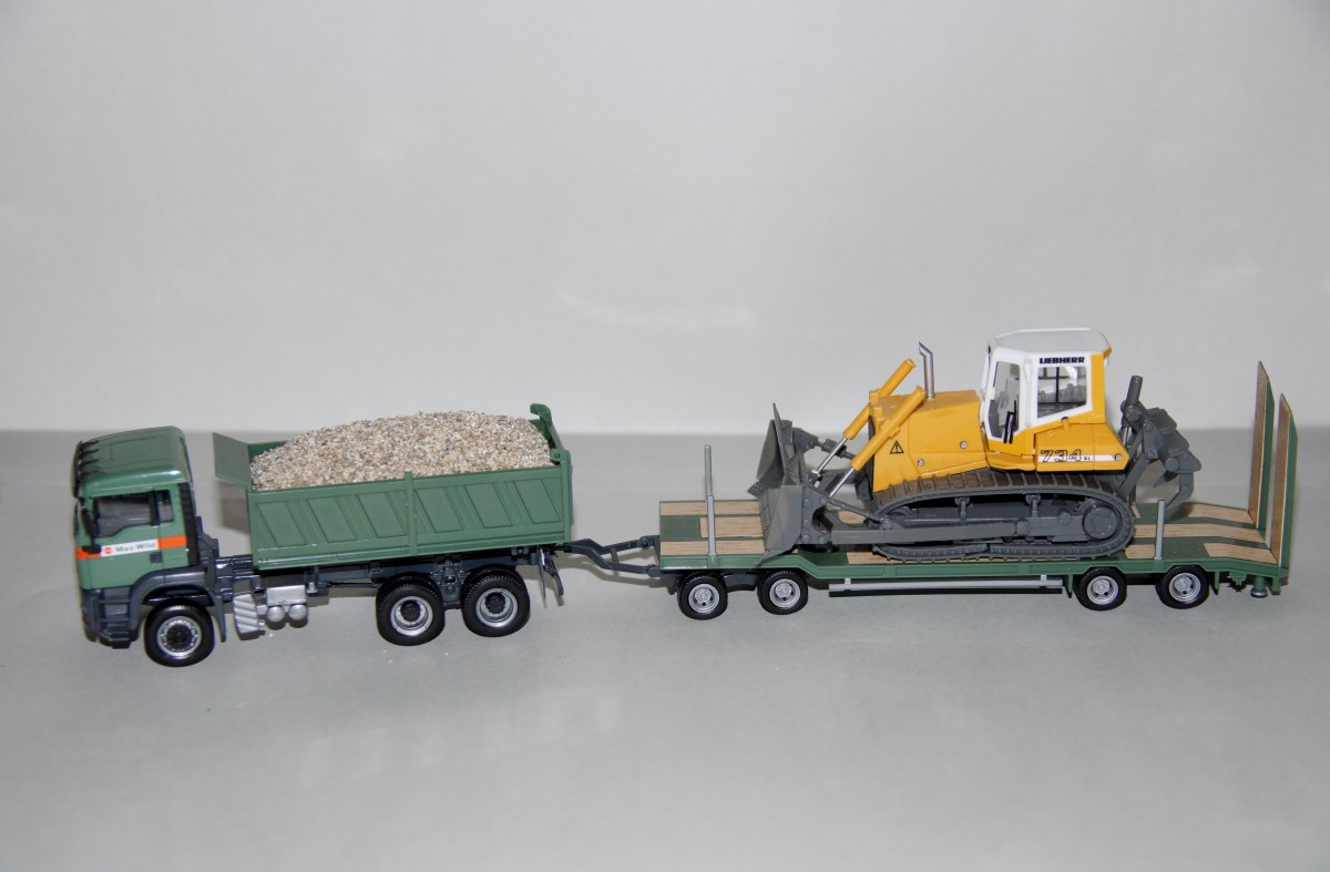 MAN TGA M Baukipper-LKW mit Goldhofer TU 4 Anhänger  Max Wild  u.Liebherr Planierraupe PR734 Litronic 