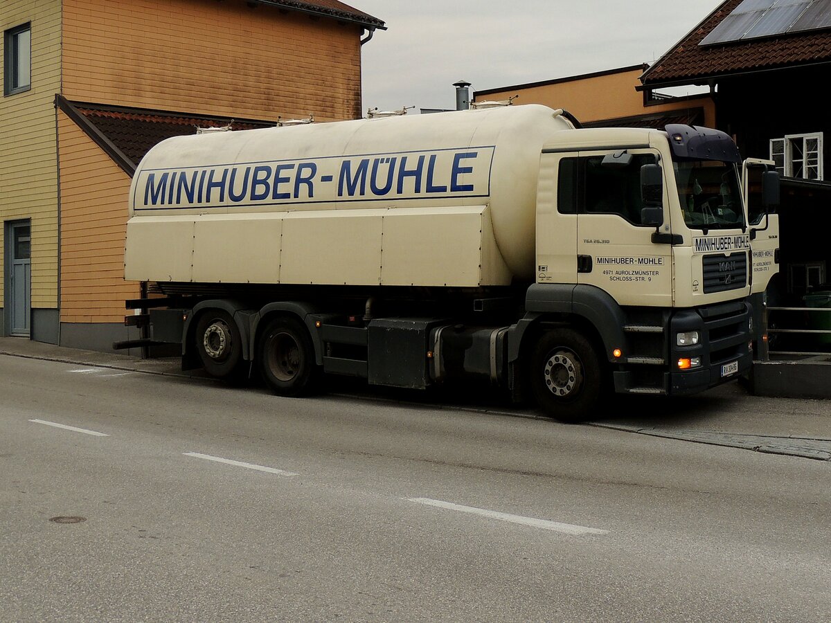 MAN TGA26.310, liefert im Siloaufbau Mehl bei einer Traditionsbäckerei an; 220315