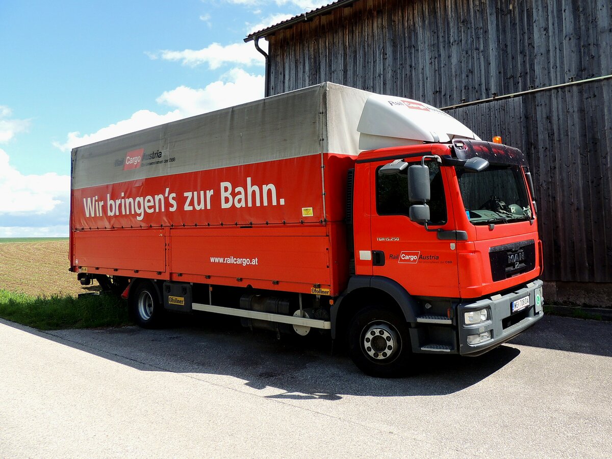 MAN TGM15.250 bringt im Auftrag von Rail-Cargo-Austria Güter zur Bahn; 200502