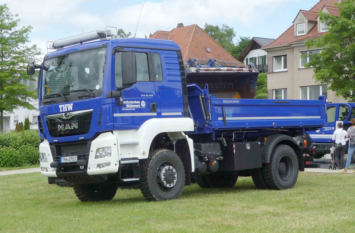 =MAN TGS 18.420-LKW des THW stehen auf der Präsentationsfläche der Rettungs- und Hilfsdienste, gesehen im Juni 2019 beim Hessentag in Bad Hersfeld 