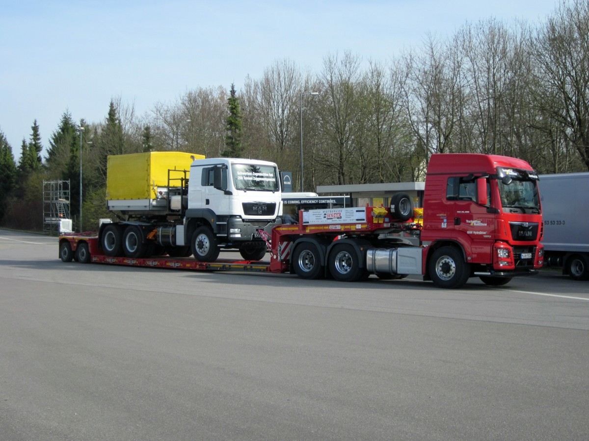 MAN TGS 26.480 , 6x4 , Euro 6 , im März 2014 mit einem Ausziehbarem Tiefbett-Auflieger während der MAN Trucknology Days in M.