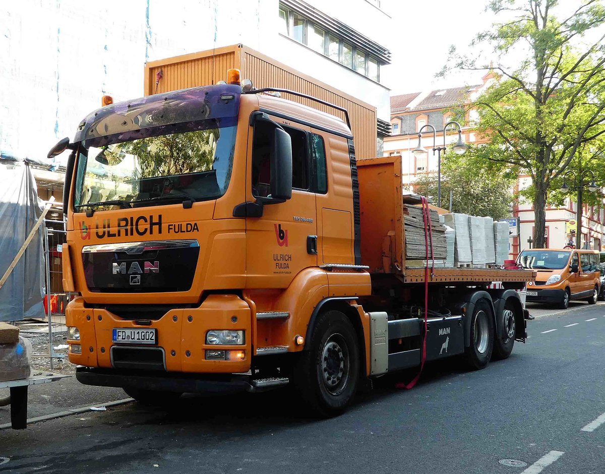 =MAN TGS 26.480 von ULRICH-Bau steht auf einer Baustelle in Fulda im Juli 2018.
