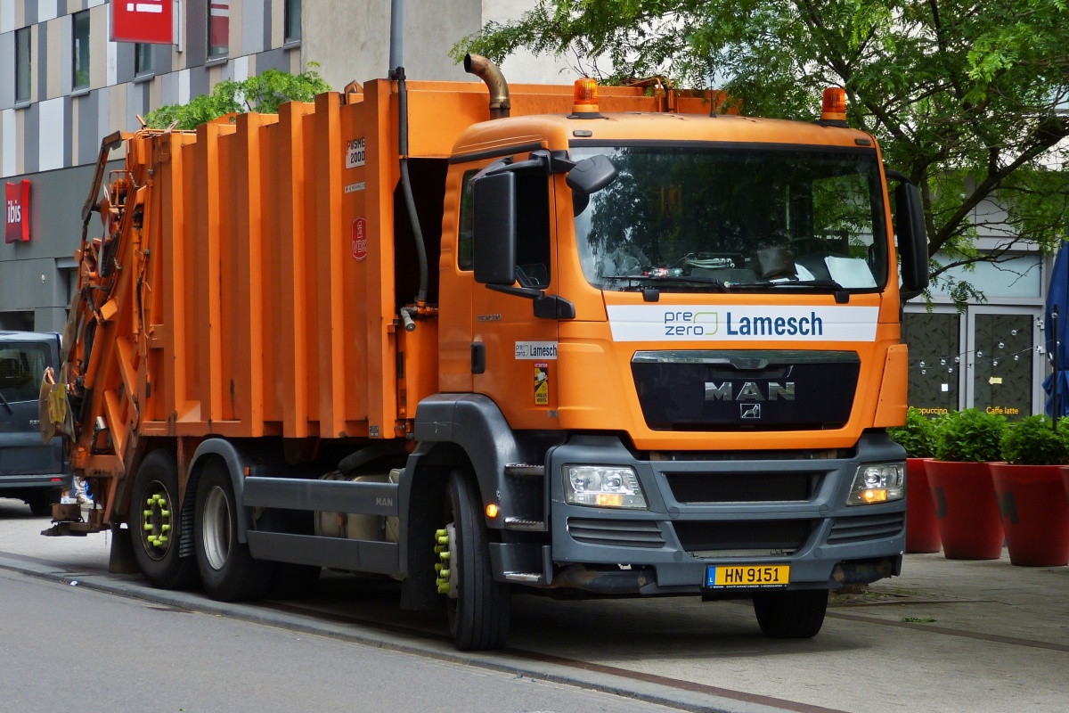 MAN TGS 28.320 Müllentsorgungsfahrzeug steht zur Müllabholung am Straßenrand. 06.2022