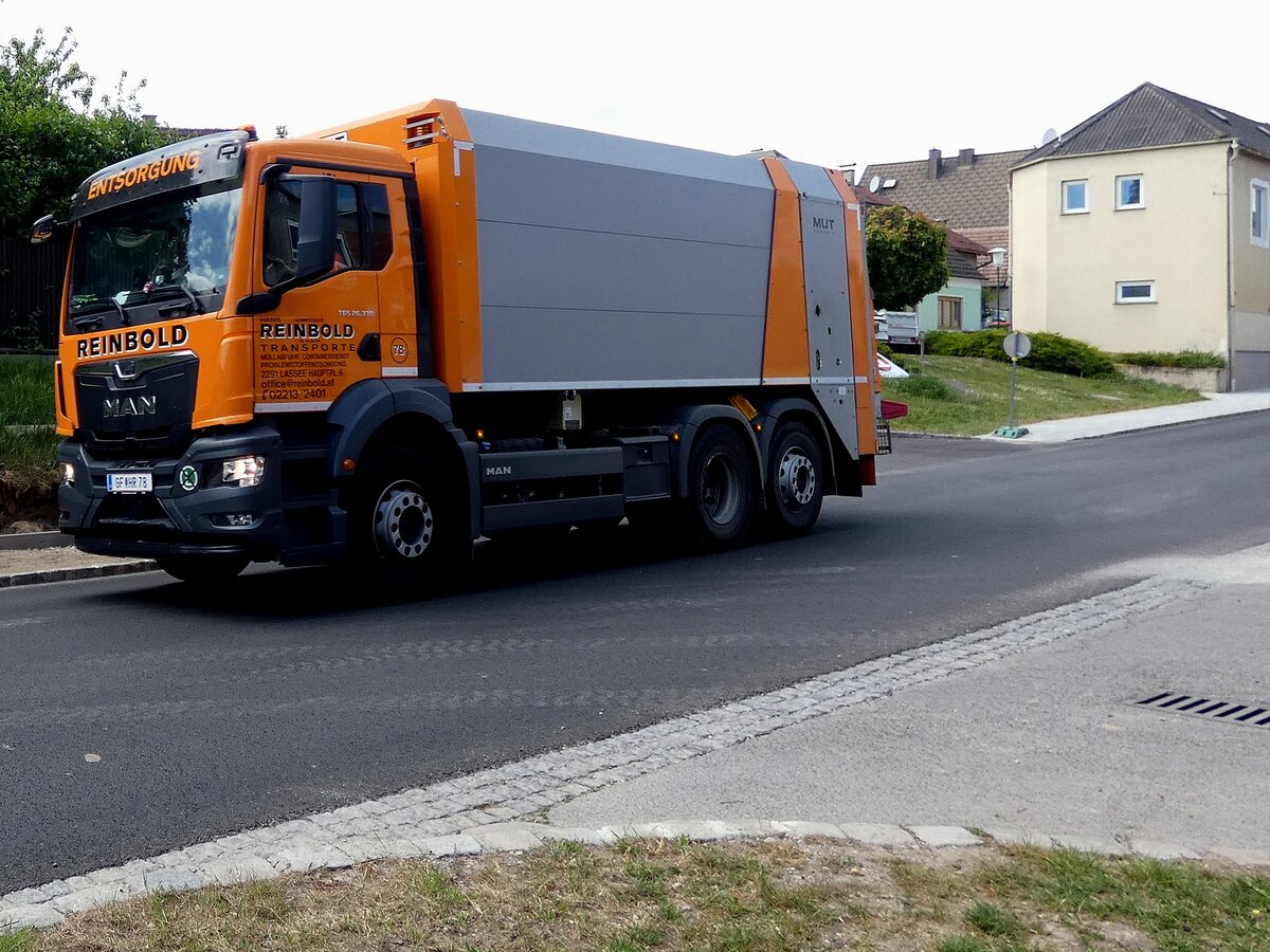 MAN TGS26.330 mit M�llwagenaufbau, ist in einer Marktgemeinde des Weinviertels unterwegs; 260511
